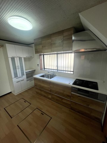 日向和田1丁目 数年前に1階キッチンはリフォーム済みです。