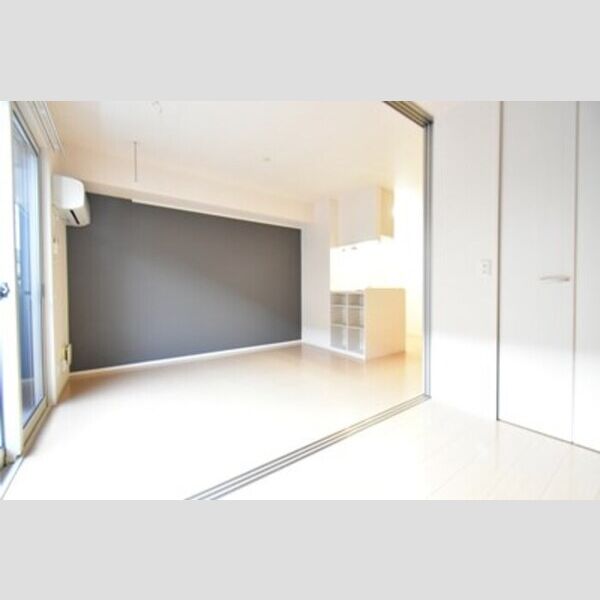 ハウスレンジア105号室 居室とリビングダイニング