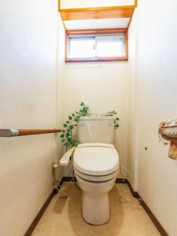 庭付き戸建て馬橋ハウス 温水洗浄便座・手すりもあり。窓があって換気も良好♪