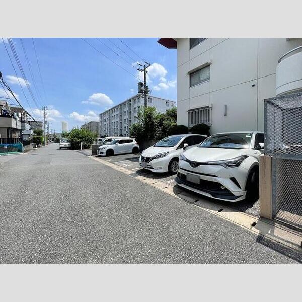 シャインクロコ303号室 駐車場