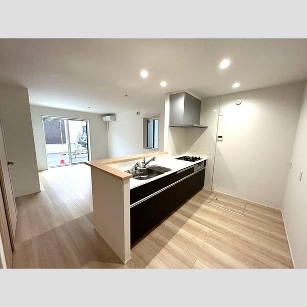 大野町2丁目戸建貸家B号室 対面式3口ガスコンロ付システムキッチン