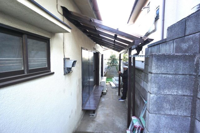 松戸市小金戸建 外屋根があるので、洗濯物干しに便利。