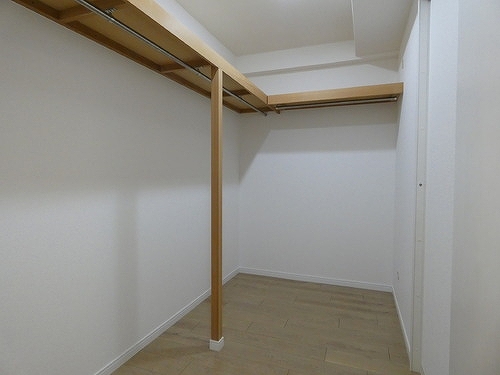 ルネ・エアズヒル４番館 ウォークインクロゼット約２.９畳　（洋室約７.０畳）