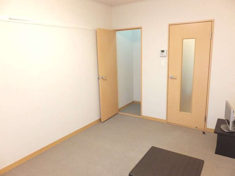 レオパレスラトナ212号室 左手のドアはウォークインクローゼット。