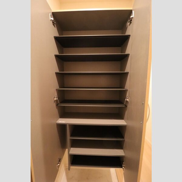 オーヴェスト深大寺302号室 玄関・シューズボックス