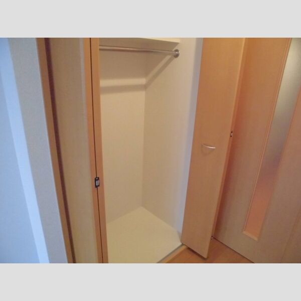 クレスト東金町601号室 洋室8.7帖 クローゼット