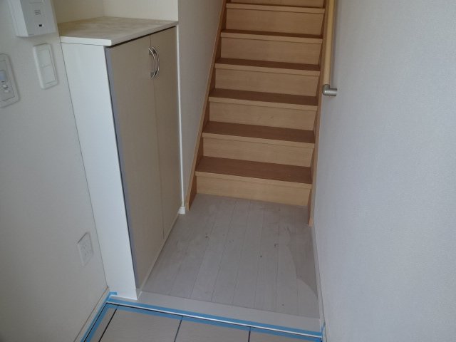 フローラ201号室 玄関