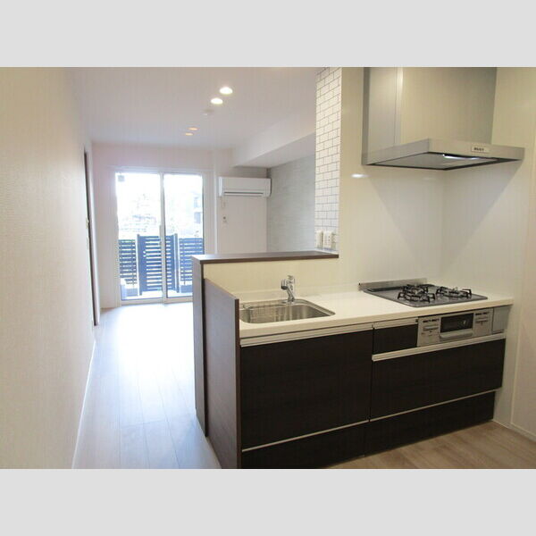 ラ・ペッシュ107号室 対面式3口ガスコンロ付システムキッチン