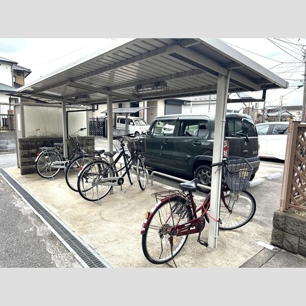 アヴァンセ八幡　AB 駐輪場