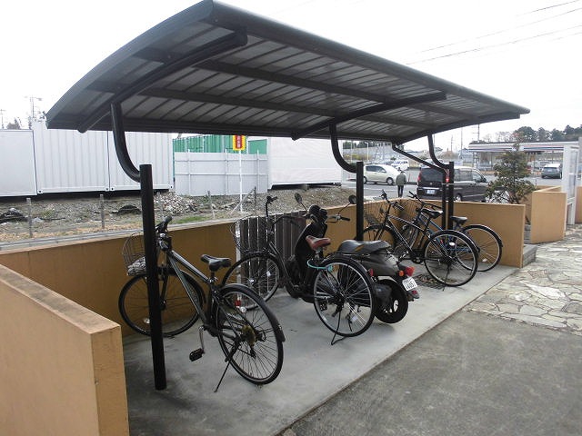 レオネクスト榎戸204号室 屋根付き駐輪場