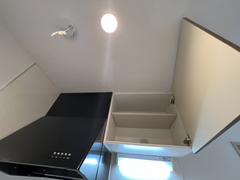 Lily東中山2階 キッチンの上にも収納あり