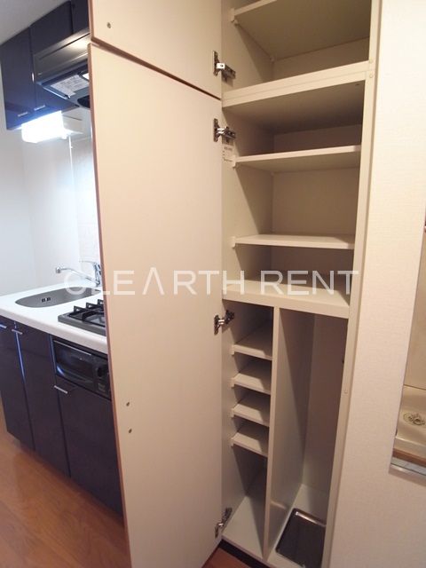 パレステュディオ虎ノ門6階 収納豊富なシューズボックス/人感センサー付き玄関照明あり