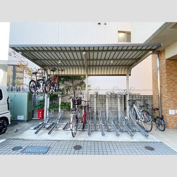 La Waleaina501号室 屋根付き駐輪場