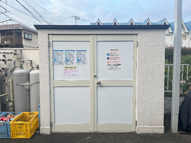 コリーヌ・F2階 ゴミ置き場