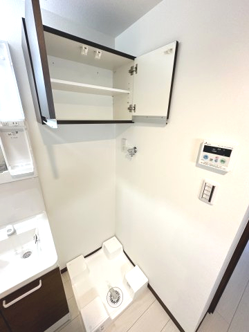 ベイルーム湘南台104号室 室内洗濯機置場の上には棚があります！