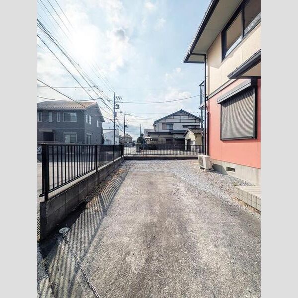 三栄貸家 駐車場