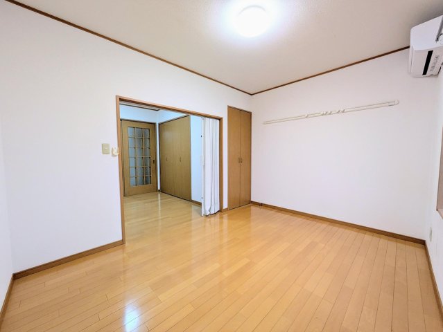 コーポKⅡ 日当たりの良いリビング。窓を開けると風が良く通ります。