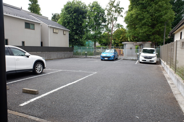 ルーエ３－１ 駐車場