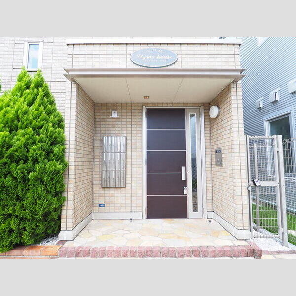 スタイラクスハウス305号室 エントランス(集合ポスト・オートロック)