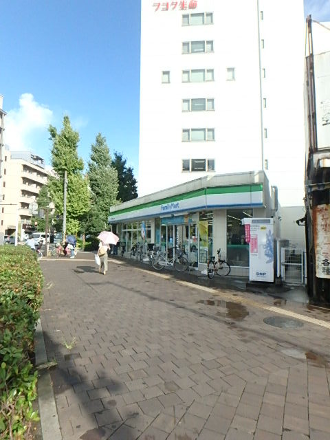 ガーラ・クレスタ川崎 【コンビニエンスストア】ファミリーマート川崎貝塚一丁目店まで570ｍ