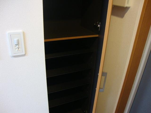 グレイシャス湘南202号室 下足箱