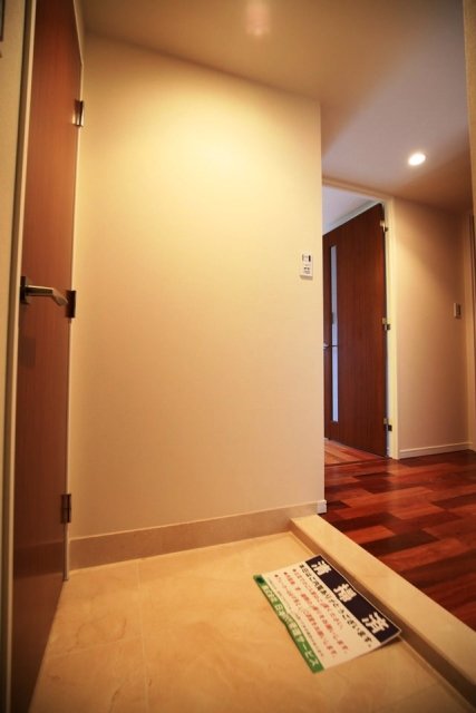 グランスイート四谷プレシア 玄関