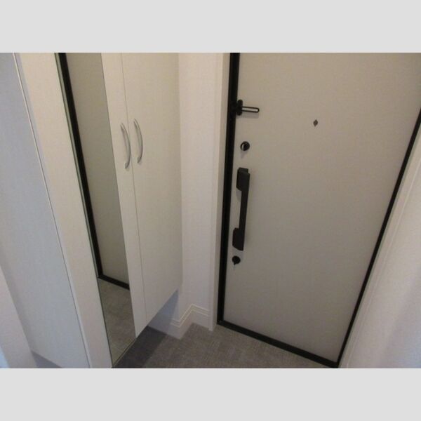 Tーハウスnk101号室 玄関脇には鏡付きのシューズボックス