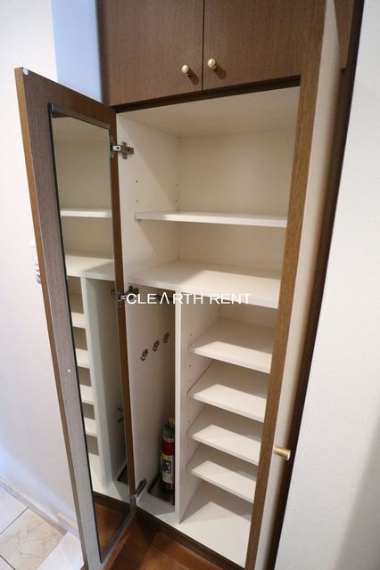 パレステュディオ新宿パークサイド10階 姿見ミラー付きのシューズボックス