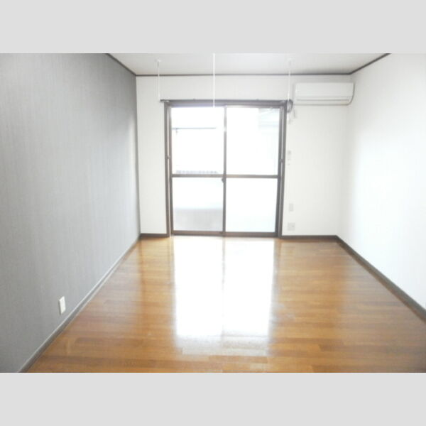 ガーデンハイツ103号室 洋室　アクセントクロス貼りました!照明器具も付いてます♪