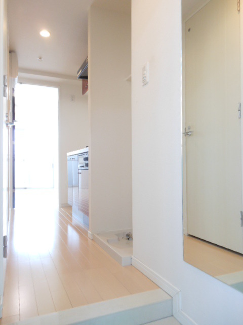 グランド・ガーラ新横浜North 姿見鏡付の明るい玄関