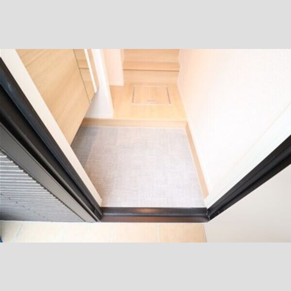 ウインドウ　ウィンド201号室 玄関