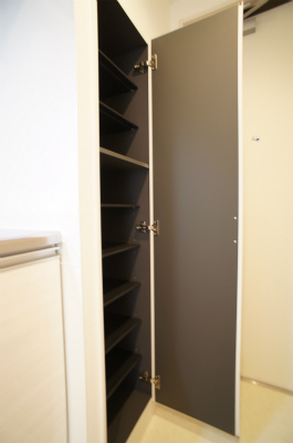 リブリ・ネオ上大岡2階 玄関