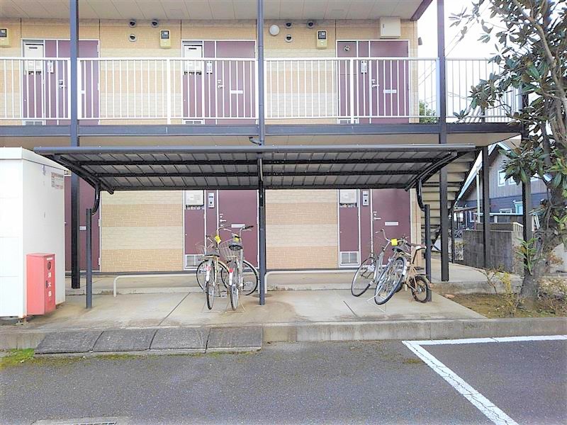 レオパレス富光Ⅲ207号室 屋根付き駐輪場