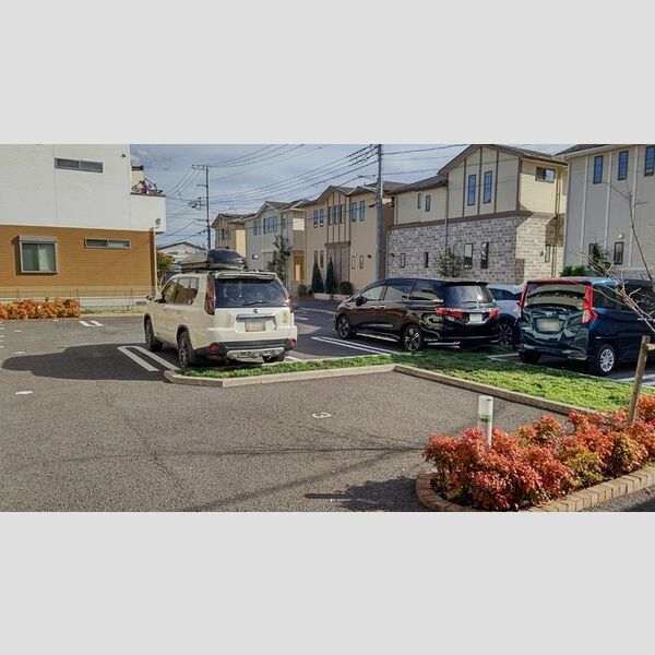 プランドール幸房　参番館 駐車場