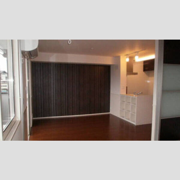 ピルム フローレス　B 広いリビング♪エアコンやキッチン裏に収納棚もあります。