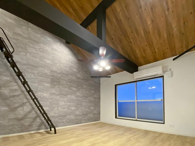 ザ・浅間台202号室 梁もマットのクロスで仕上げました。