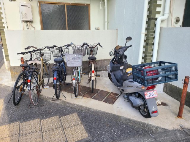 パークデュオ亀有102号室 自転車置き場（バイクは有料）