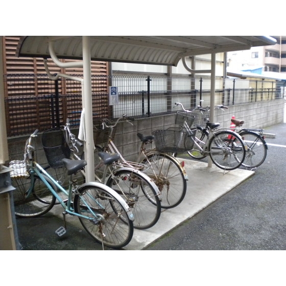 ファミーユコート恩田Ｂ棟0302号室 駐輪場