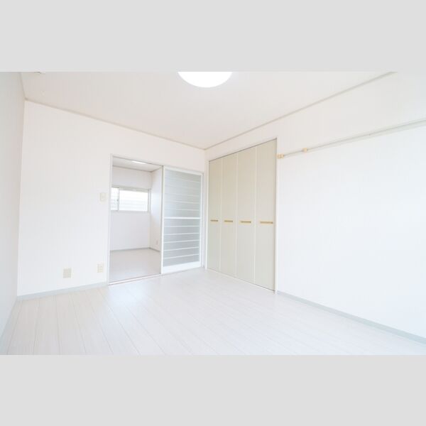 ハッピープラザ　壱番館201号室 ホワイトウッド調のフロアで室内明るいです!