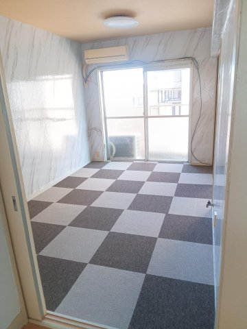 クレベール武蔵小金井 壁紙、床リフォーム済みの洋室