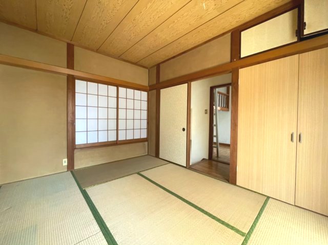 白石テラス戸建号室 畳の上でゆっくりとくつろげる和室です