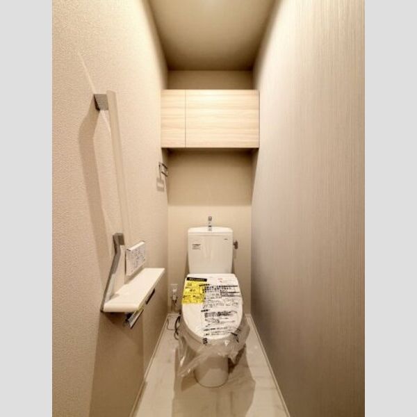 フレジア103号室 トイレ(温水洗浄便座)上部には棚あり♪