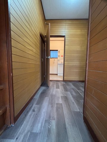 南増尾戸建 1階廊下、階段下収納あり