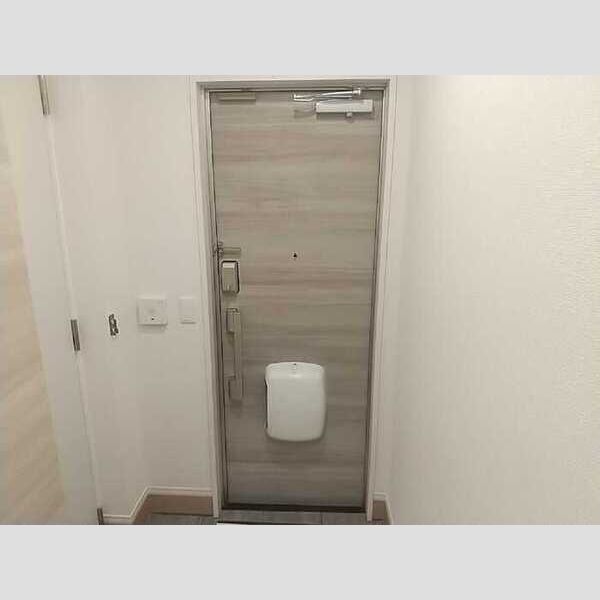 シャルールH102号室 玄関