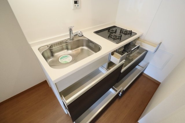 グレイスコート西麻布Ⅰ システムキッチン（3口ガスコンロ・グリル付）