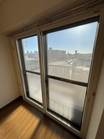 幸栄パレス501号室 二重サッシの為、防音となっています