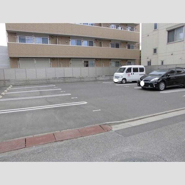 リバーヴィクトワール 駐車場
