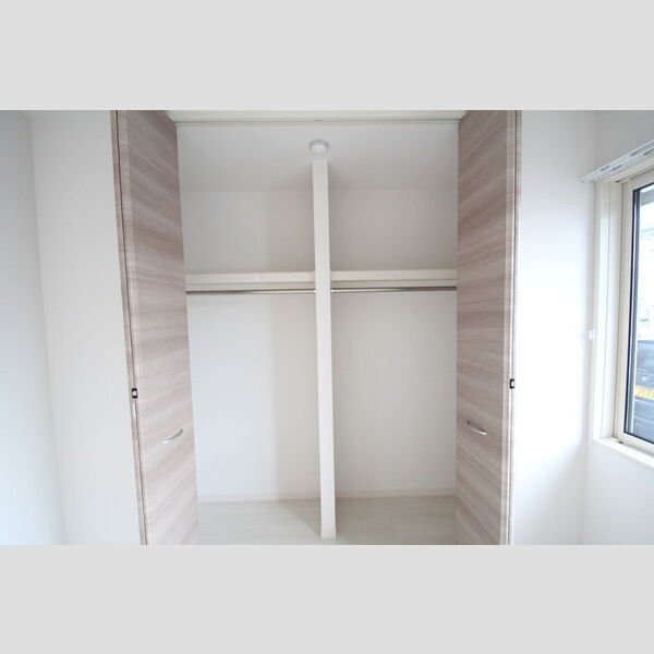 グランドゥール　シャルマン 南側洋室のクローゼットはスペース十分♪