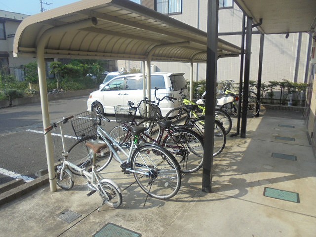 レオパレスアールユー206号室 屋根付き駐輪場