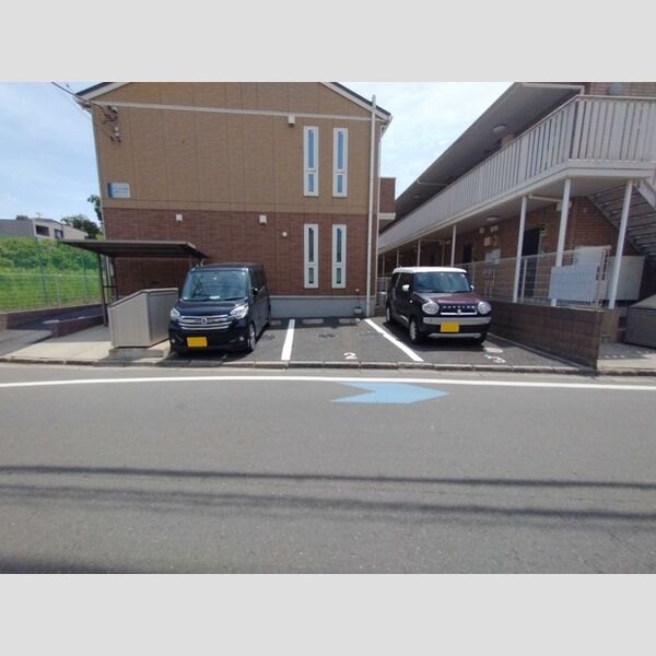 アンジュール芝山 駐車場